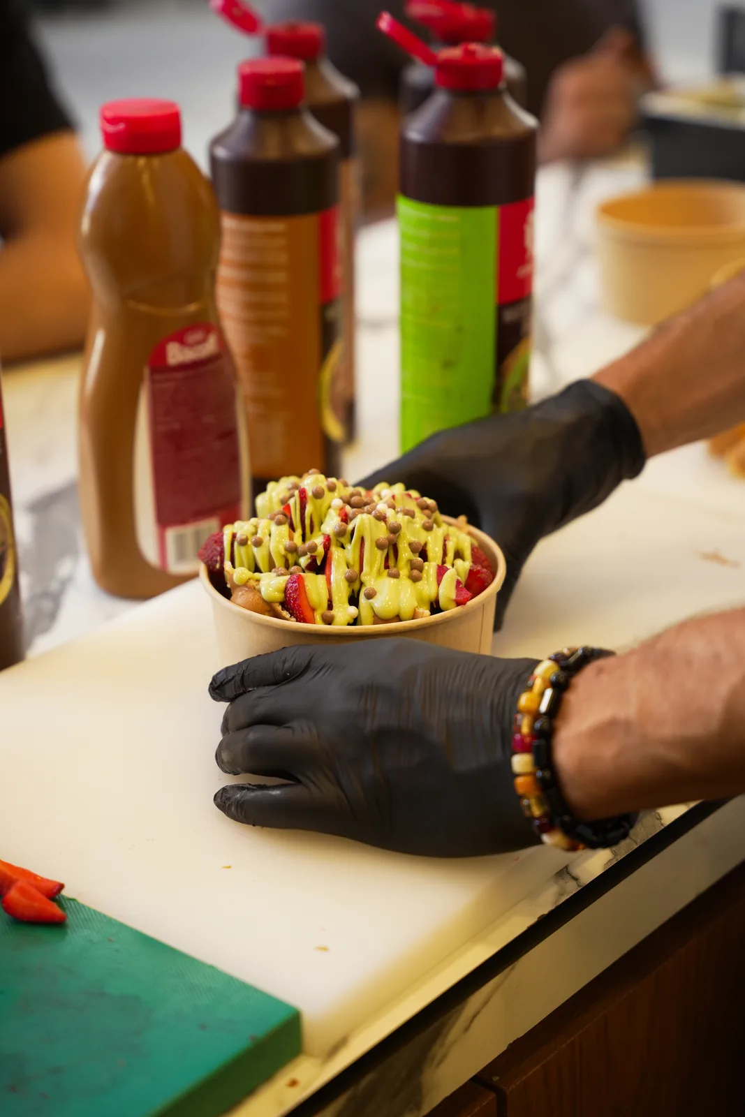 NYRA Coffee mutfağında taze waffle sunumu