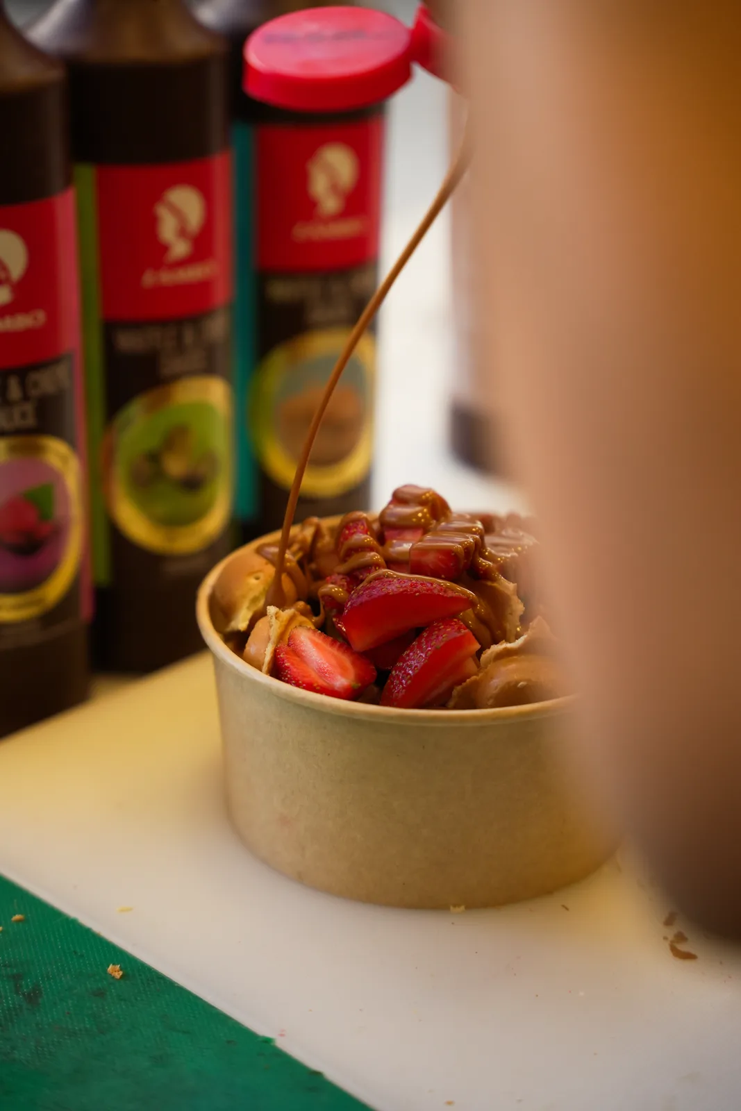 NYRA Coffee çilekli waffle hazırlanışı