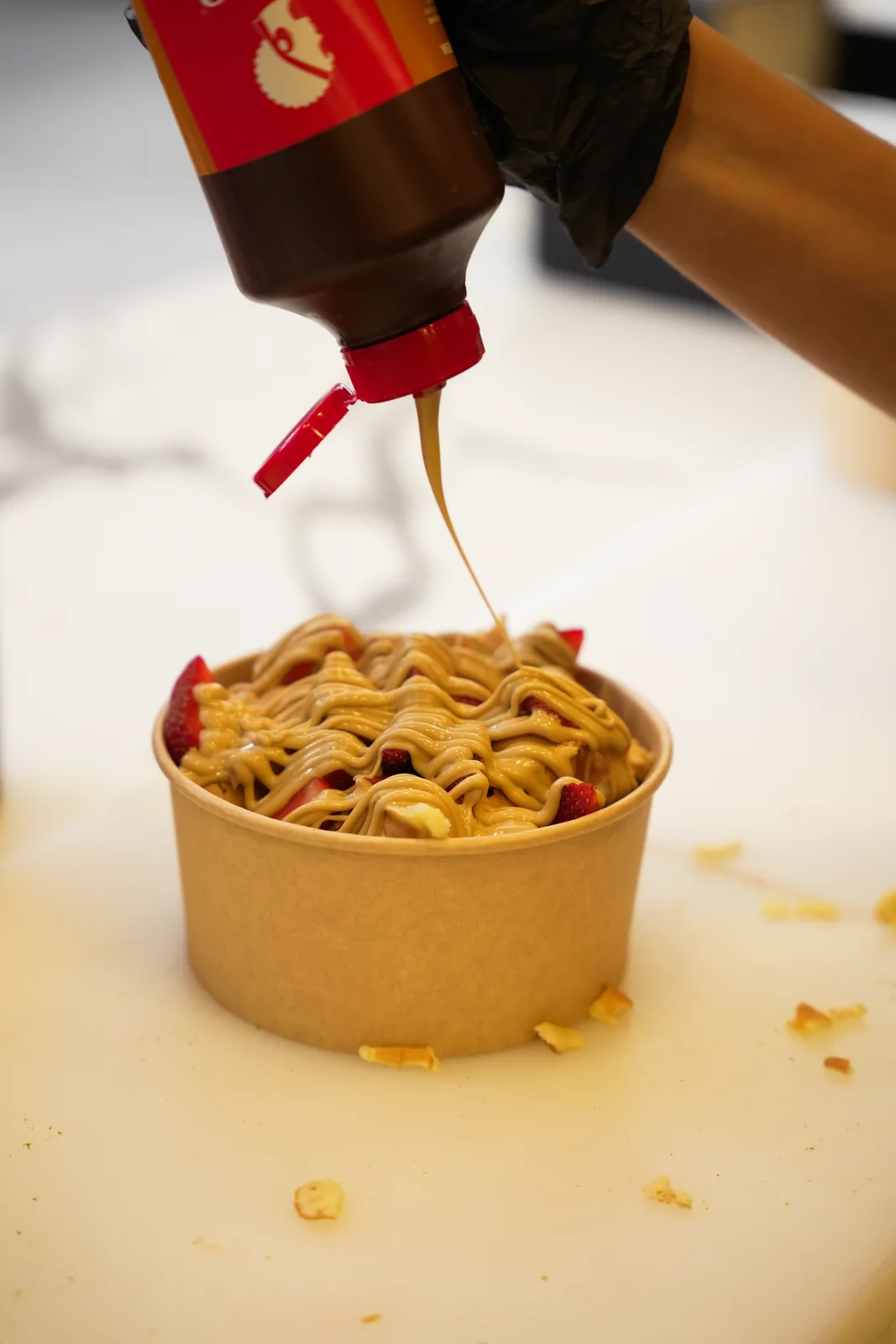 NYRA Coffee waffle üzerine özel sos eklenmesi