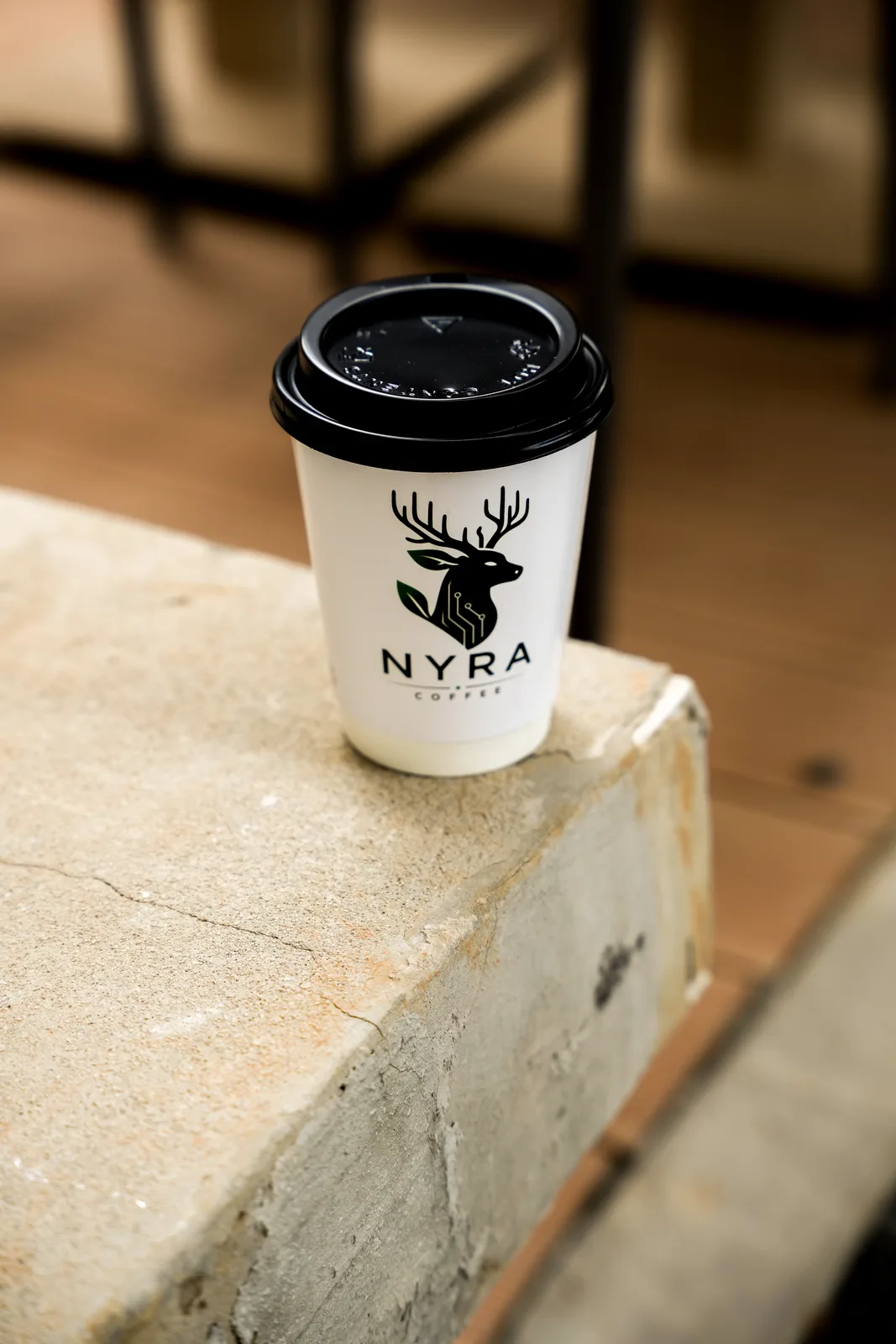 NYRA Coffee logolu sıcak içecek