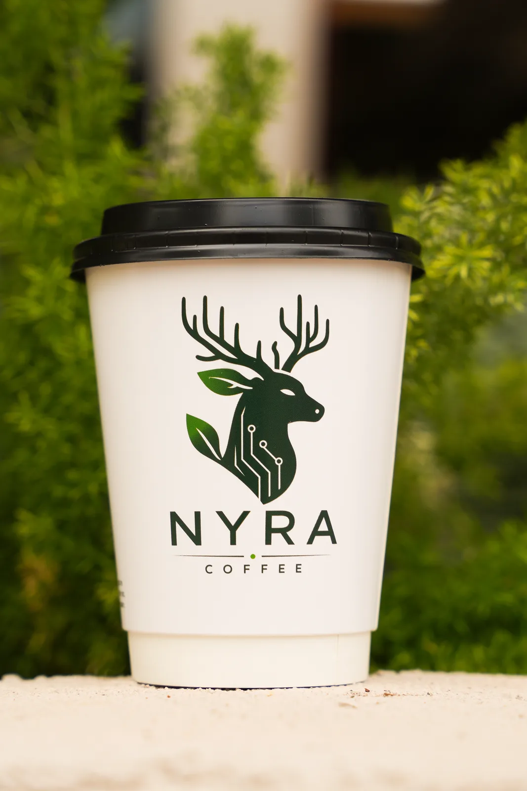 Yeşillikler önünde NYRA Coffee bardağı
